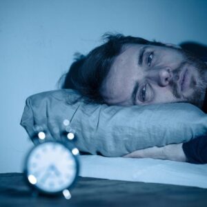 Pria muda tanpa tidur bangun di malam hari insomnia