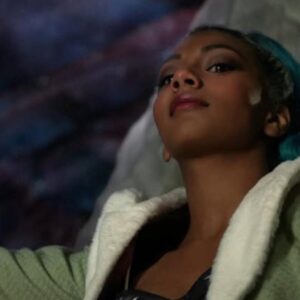 Kru 'One Piece' Netflix di sekitar Charithra Chandran setelah reaksi rasis