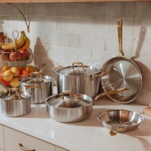 Made in Cookware menaikkan panas eceran dengan membuka peti dan barel