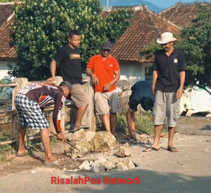 Masyarakat Argomulyo, Gotong-royong Timbun Lobang Menganga Di Jalan Poros Secara Manual dan Swadaya