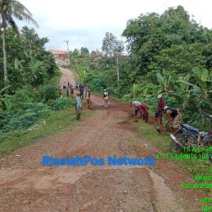 Masyarakat Kampung Sumber Sari, Kecamatan Banjit: Bergotong royong Dalam Rangka Menjaga Kebersihan Jalan Kampung
