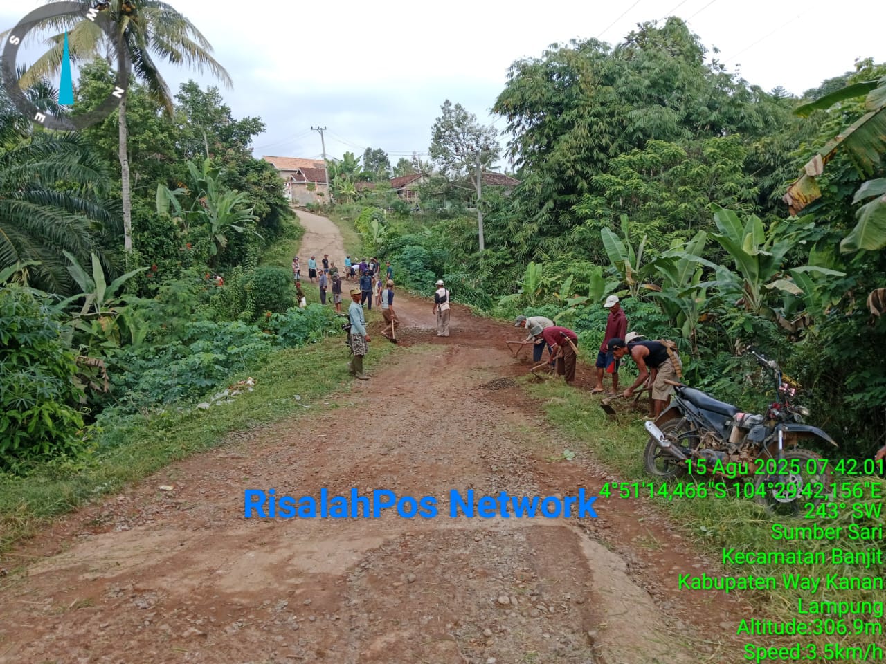 Masyarakat Kampung Sumber Sari, Kecamatan Banjit: Bergotong royong Dalam Rangka Menjaga Kebersihan Jalan Kampung