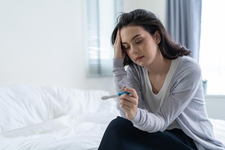 Wanita muda tidak direncanakan tes positif kehamilan