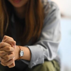 Wanita sedih yang tertekan duduk