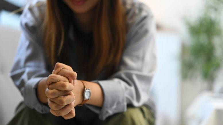 Wanita sedih yang tertekan duduk
