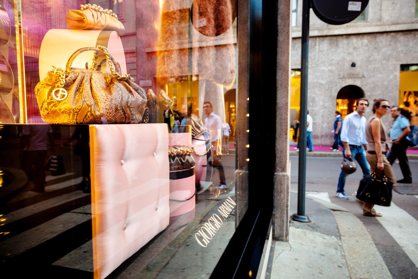 Otoritas Italia memungut denda $ 4 juta terhadap Giorgio Armani untuk pernyataan etika palsu