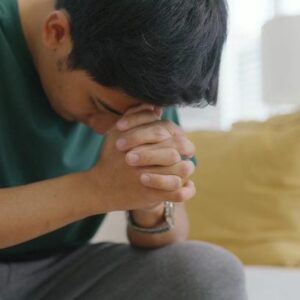 Pria muda Asia kesal merefleksikan