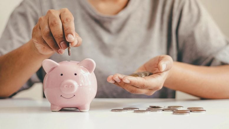 Menghemat uang bank celengan
