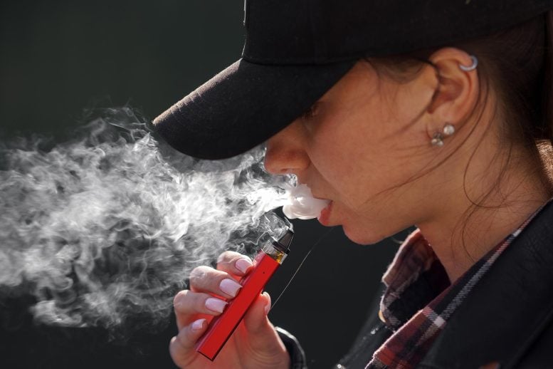 Wanita muda vaping