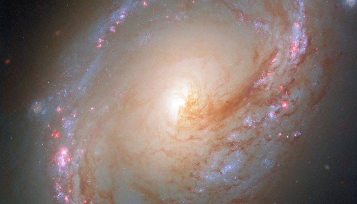 Galaksi yang dibekukan oleh gravitasi bersinar dengan bintang bayi