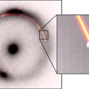 Galaksi Jauh Terdistorsi oleh Lensa Gravitasi
