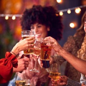 Teman Menikmati Malam Keluar Minum Alkohol