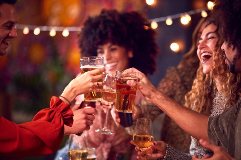 Teman Menikmati Malam Keluar Minum Alkohol