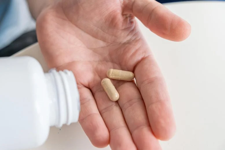 Pria Menuangkan Kapsul Suplemen Nutrisi Vitamin Probiotik Ke Tangan