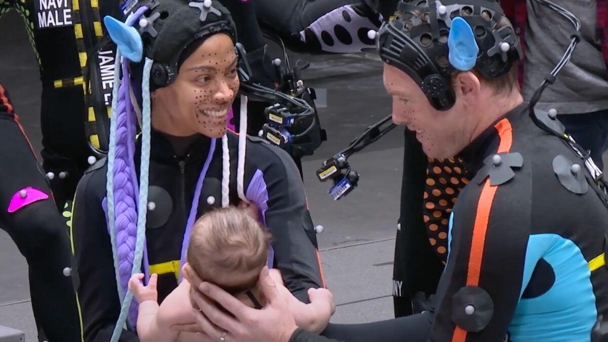 Zoe Saldaña Berpikir James Cameron Harus Membuat Film Dokumenter 'Avatar'