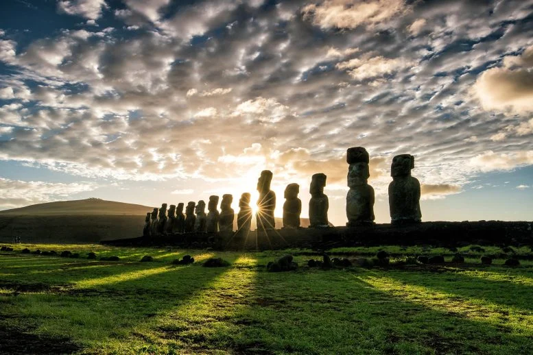Patung Moai Matahari Terbit Pulau Paskah