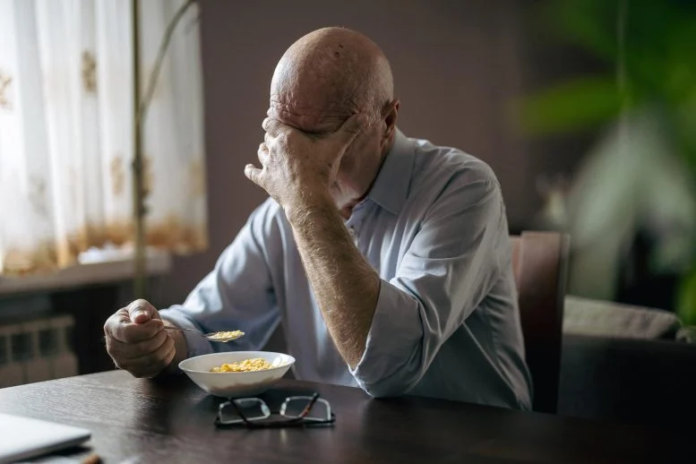 Pria Senior Depresi Makan Sarapan Sendirian