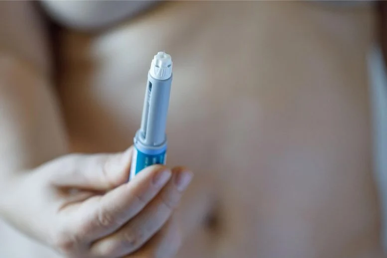 Wanita Memegang Pena Semaglutide Ozempic