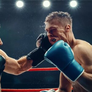 Dua Petinju Pria Bertukar Pukulan Kuat Melawan Cincin Pertandingan