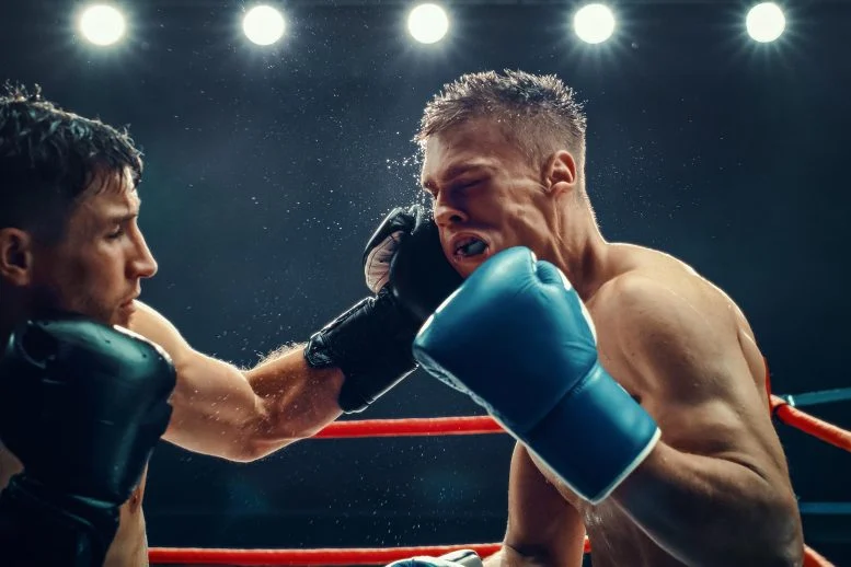 Dua Petinju Pria Bertukar Pukulan Kuat Melawan Cincin Pertandingan