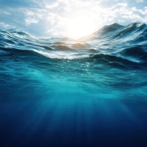 Sinar Matahari Laut Biru Tua yang Dingin di Bawah Air