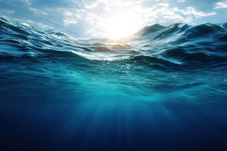 Sinar Matahari Laut Biru Tua yang Dingin di Bawah Air