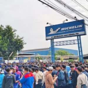 Ratusan Karyawan Pabrik Ban di Bekasi Kena PHK Massal