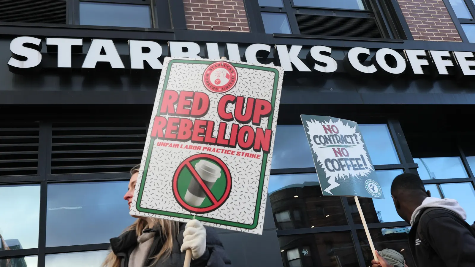 Serangan 'Pemberontakan Piala Merah' Starbucks Menyebar ke Lebih Banyak Toko, Kota, dan Pusat Utama Pantai Timur