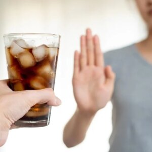 Wanita Menyerah Menolak Minuman Soda Gula