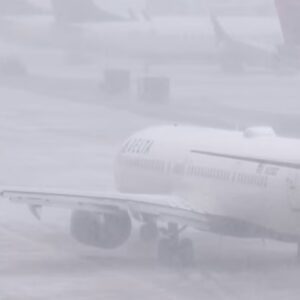 Badai salju dan angin kencang menyebabkan penundaan dan pembatalan di Bandara Detroit Metro