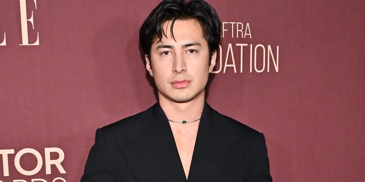 Hudson Williams dengan 'lengkungan punggung kecilnya yang jorok' menjadi viral