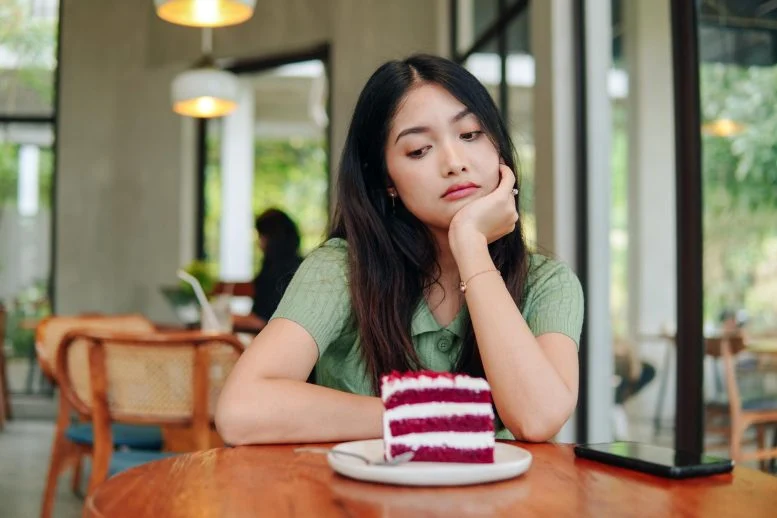 Wanita Terlihat Sedih Restoran Makanan Penutup Kue