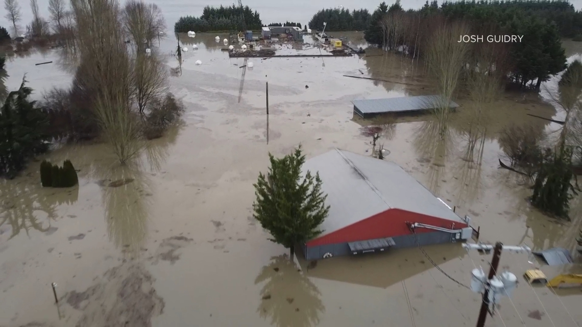 Para penjarah dengan kayak menargetkan pertanian Snohomish yang kebanjiran saat banjir bersejarah terus berlanjut
