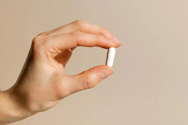 Kapsul Pil Obat Suplemen Vitamin Memegang Tangan Wanita