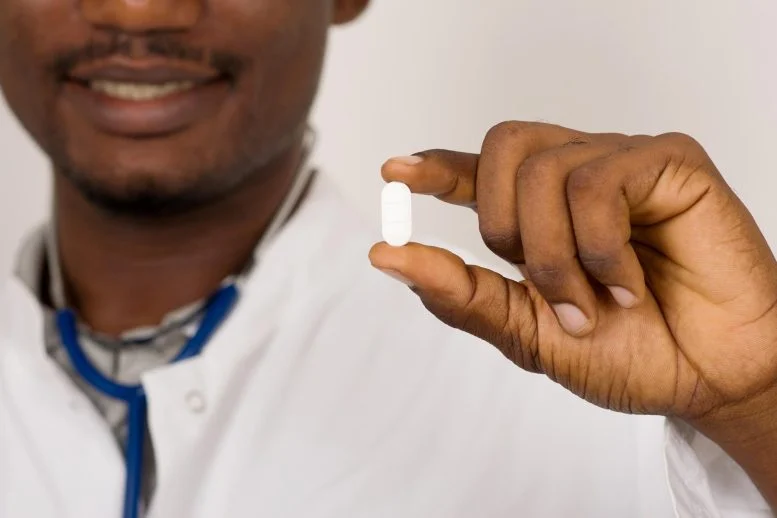 Dokter Dengan Stetoskop Memegang Obat Pil Putih