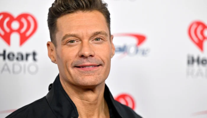 Ryan Seacrest merayakan ulang tahun 'cheesy' dengan Vanna White di set Wheel of Fortune