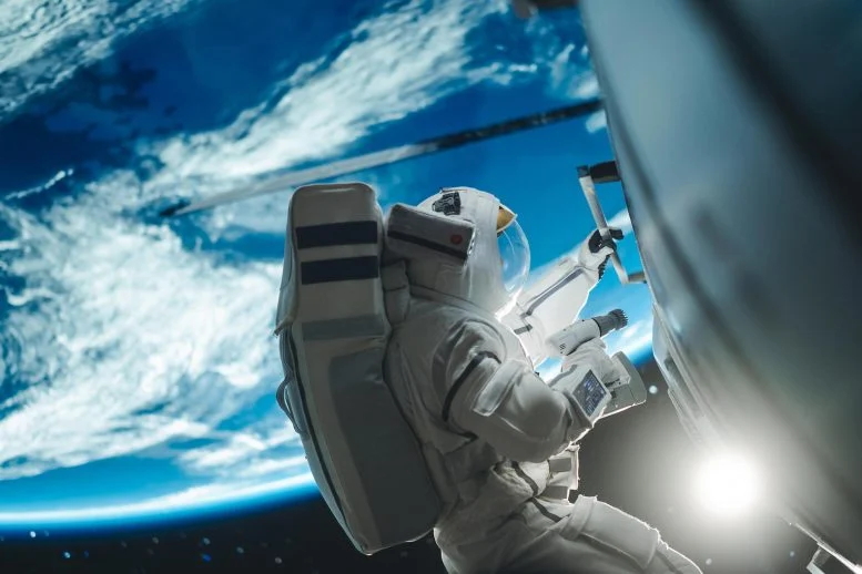 Astronot Melayani Satelit Orbit Bumi