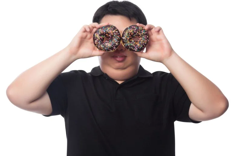 Pria Memegang Mata Donat